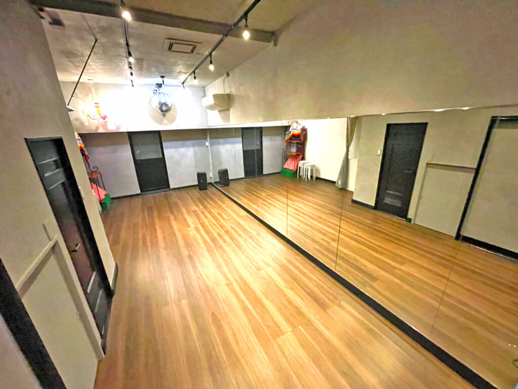 StudioOnda東中野101
モダンな雰囲気で天井高３mと開放感もあります！