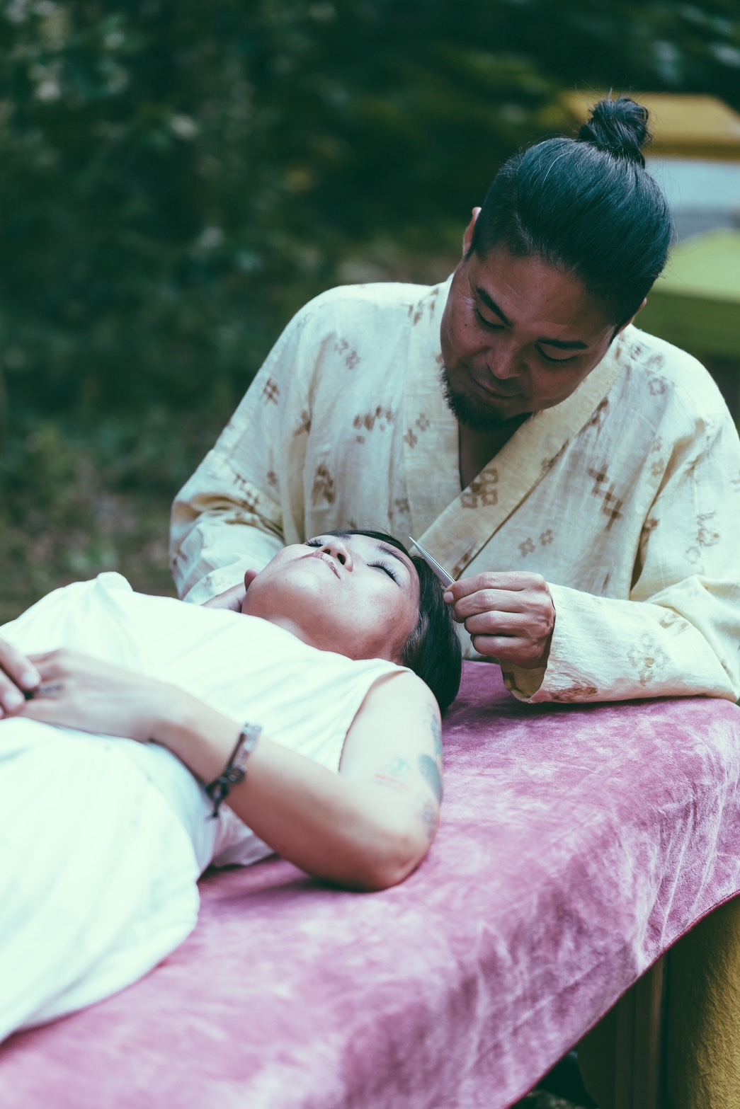 世界の自然の民間療法の王座と呼ばれる蜂針療法を東京で体験できる